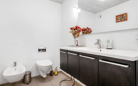 Jonce - 800M from the Sea: Lavabo Del Baño, Lavabo, Arreglo De Tubería, Piso, Baño, Pared, Diseño De Interiores, Suelo, Mueble De Baño, Grifo