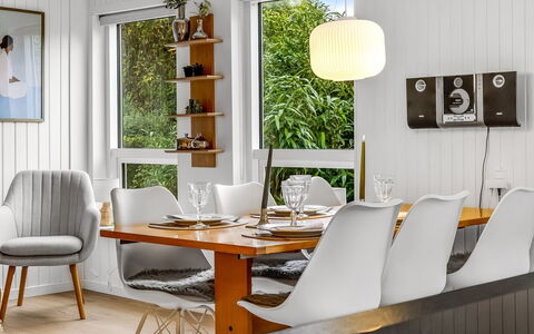 Nicklas - 250M from the Sea: Mueble, Diseño De Interiores, Mesa, Piso, Madera, Lámpara, Silla, Encendiendo, Comedor, Suelo