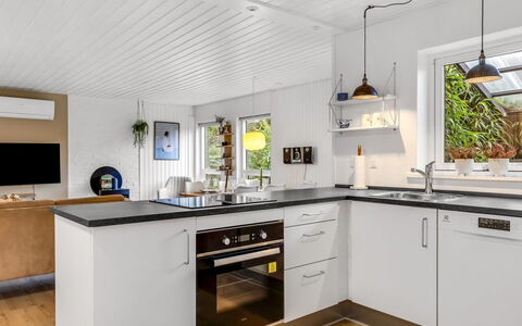 Nicklas - 250M from the Sea: Cocina, Aparato De Cocina, Mostrador, Piso, Electrodoméstico, Diseño De Interiores, Madera, Gabinetes, Techo, Electrodoméstico