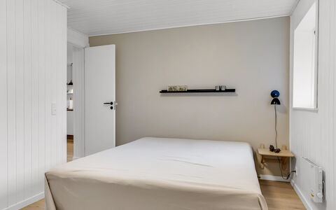 Nicklas - 250M from the Sea: Mueble, Diseño De Interiores, Pared, Piso, Suelo, Cama, Madera, Habitación, Techo, Habitación