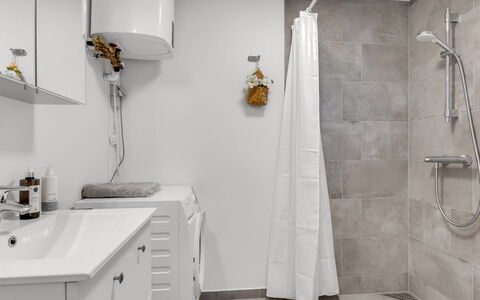 Nicklas - 250M from the Sea: Piso, Pared, Arreglo De Tubería, Suelo, Diseño De Interiores, Baño, Lavabo, Plomería, Loseta, Baño
