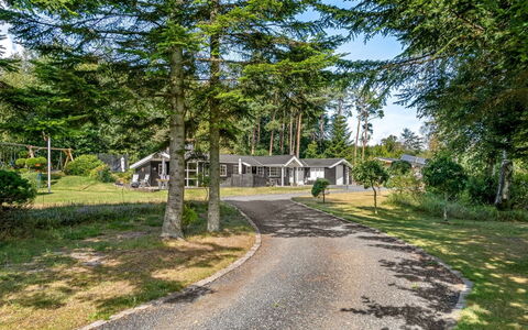 Bodulf - 850M from the Sea: Árbol, Rama, Superficie De La Carretera, Arbusto, Barrio Residencial, Casa, Cabaña, Entrada De Coches, Jardín