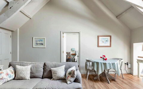 The Hayloft at Yealmpton: Mueble, Diseño De Interiores, Piso, Madera, Suelo, Techo, Sofá, Habitación, Sala, Casa