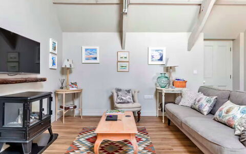 The Hayloft at Yealmpton: Mueble, Diseño De Interiores, Piso, Suelo, Sofá, Pared, Habitación, Madera, Sala, Techo