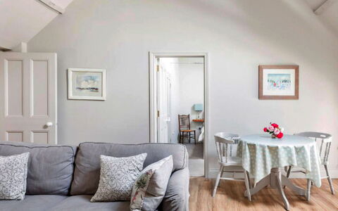 The Hayloft at Yealmpton: Mueble, Piso, Diseño De Interiores, Suelo, Madera, Sofá, Techo, Habitación, Sala, Suelos De Madera