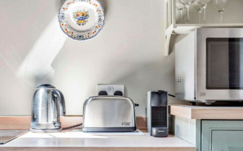 The Hayloft at Yealmpton: Aparato De Cocina, Cocina, Electrodoméstico, Electrodoméstico, Mueble, Mostrador, Diseño De Interiores, Gabinetes, Pequeños Electrodomésticos, Estufa De Cocina