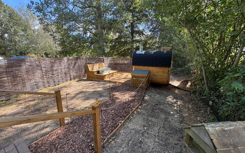 Hever Luxury Dome: Madera, Jardín, Patio Interior, Cerca, Paisajismo, Yarda, Inicio De Esgrima, Madera Dura, Pasarela, Maderas