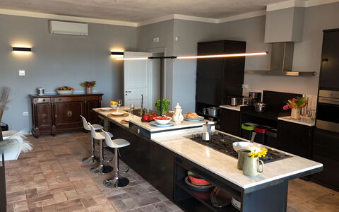 Villa Sassinoro: Mueble, Cocina, Mostrador, Diseño De Interiores, Piso, Gabinetes, Madera, Aparato De Cocina, Lámpara, Encendiendo