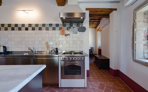 Mensano Old Town Apartment: Piso, Cocina, Pared, Diseño De Interiores, Suelo, Madera, Mostrador, Techo, Aparato De Cocina, Estufa De Cocina