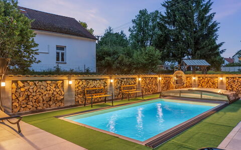 Party & Friends Villa: Piscina, Recurso, Eco Hotel, Jardín, Fuente De Agua, Inmuebles, Thermae, Patio Interior, Paisajismo, Sombra