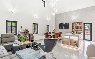 Party & Friends & Pool Villa
