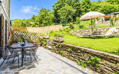 Beppe: Mueble Para Exteriores, Losa, Jardín, Guijarro, Maceta, Mesa Al Aire Libre, Pared De Piedra, Silla, Patio Interior, Paisajismo