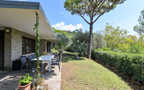 Villa Anna: Casa, Casa, Techo, Cabaña, Arbusto, Vía Muerta, Inmuebles, Casa De Campo, Jardín, Paisajismo
