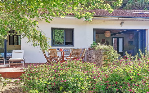 La Malaiguille: Arbusto, Casa, Casa, Cabaña, Jardín, Primavera, Cobertura Del Suelo, Puerta, Patio Interior