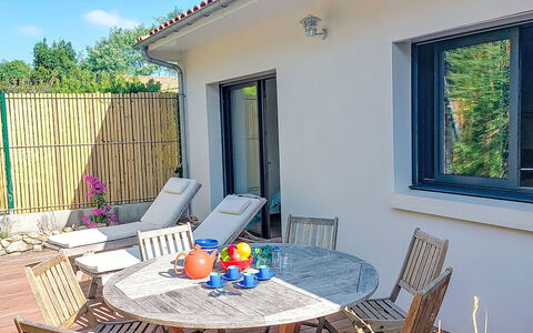 La Malaiguille: Mueble, Mueble Para Exteriores, Madera, Silla, Mesa, Mesa Al Aire Libre, Piso, Suelo, Casa, Cocina Y Comedor Mesa