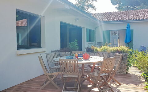 La Malaiguille: Mueble, Silla, Madera, Mueble Para Exteriores, Mesa, Cocina Y Comedor Mesa, Mesa Al Aire Libre, Suelo, Piso, Casa