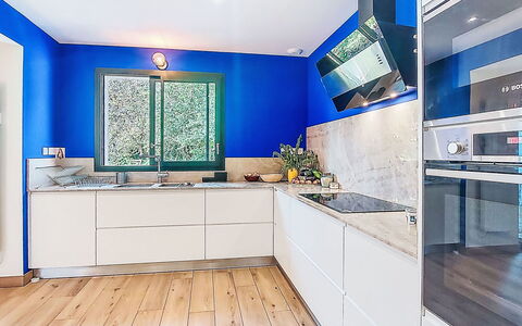 La Malaiguille: Azul, Piso, Diseño De Interiores, Cocina, Electrodoméstico, Aparato De Cocina, Gabinetes, Mueble, Suelo, Mostrador