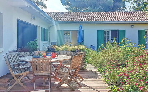 La Malaiguille: Mueble, Casa, Arbusto, Casa, Silla, Puerta, Mueble Para Exteriores, Barrio Residencial, Mesa Al Aire Libre