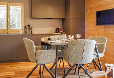 Beauregard: Mueble, Piso, Diseño De Interiores, Madera, Suelo, Silla, Mesa, Casa, Sala, Habitación