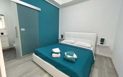 Appartamento Samuda: Mueble, Piso, Suelo, Diseño De Interiores, Habitación, Habitación, Cama, Departamento, Lecho, Sábana