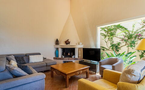 Manureva: Mueble, Sofá, Diseño De Interiores, Piso, Techo, Suelo, Sala, Habitación, Silla