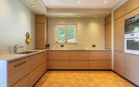 Manureva: Gabinetes, Piso, Cocina, Mostrador, Diseño De Interiores, Madera, Suelo, Aparato De Cocina, Mueble, Alacena