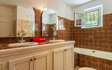 Manureva: Baño, Arreglo De Tubería, Diseño De Interiores, Piso, Lavabo Del Baño, Lavabo, Pared, Mostrador, Suelo, Mueble De Baño