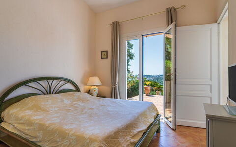 Manureva: Mueble, Cama, Habitación, Diseño De Interiores, Sábana, Lecho, Piso, Suelo, Habitación, Marco De La Cama