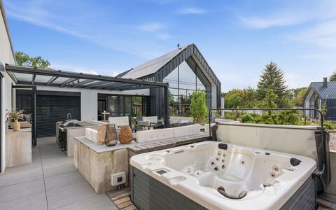 Luxury Retreat Resort: Piscina, Recurso, Material Compuesto, Sombra, Mueble Para Exteriores, Eco Hotel, Patio, Patio, Cubierta, Silla