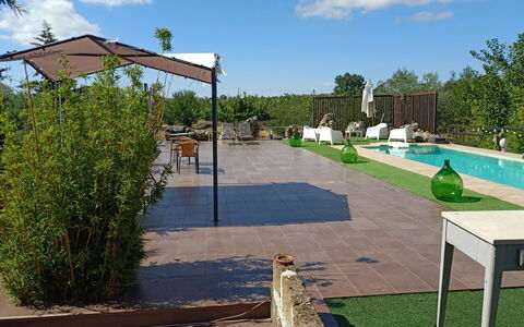 Borgo Incanto: Piscina, Sombra, Mueble Para Exteriores, Jardín, Maceta, Ocio, Patio Interior, Paisajismo, Silla