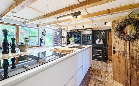 Winterberg: Piso, Cocina, Madera, Diseño De Interiores, Mostrador, Techo, Suelo, Mueble, Suelos De Madera, Encendiendo