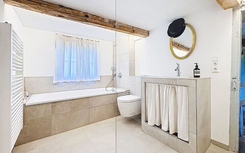 Winterberg: Piso, Pared, Diseño De Interiores, Suelo, Arreglo De Tubería, Baño, Bañera, Plomería, Techo, Loseta