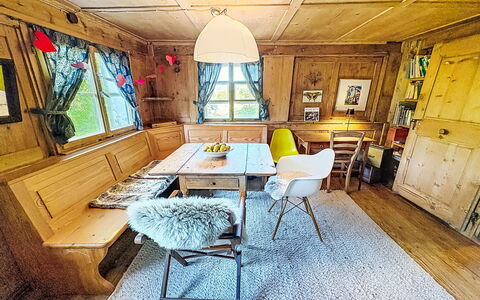 Winterberg: Mueble, Diseño De Interiores, Madera, Habitación, Piso, Suelo, Casa, Mesa, Madera Dura, Manchas De Madera