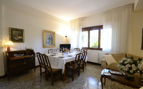 Casa Silvia: Mueble, Diseño De Interiores, Piso, Madera, Suelo, Comedor, Mesa, Techo, Habitación, Cocina Y Comedor Mesa