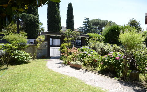 Casa Silvia: Arbusto, Jardín, Planta De La Comunidad, Cobertura Del Suelo, Paisajismo, Yarda, Sombra, Patio Interior, Césped