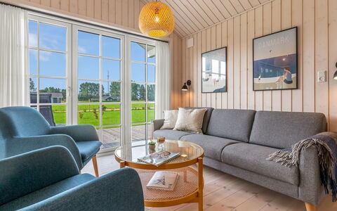 Hellevi - 900M from the Sea: Mueble, Suelos De Madera, Sala, Madera Dura, Silla, Manchas De Madera, Lámpara, Sofá, Mesa De Café