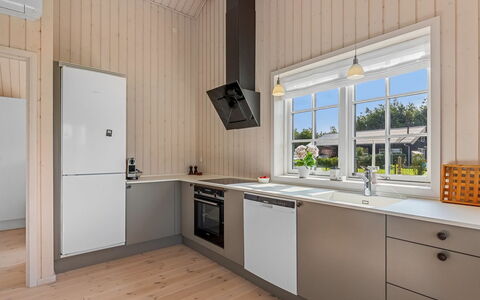 Hellevi - 900M from the Sea: Piso, Cocina, Madera, Suelo, Diseño De Interiores, Aparato De Cocina, Mostrador, Techo, Electrodoméstico, Gabinetes