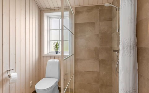 Hellevi - 900M from the Sea: Piso, Suelo, Pared, Asiento Del Baño, Madera, Baño, Arreglo De Tubería, Baño, Diseño De Interiores, Plomería