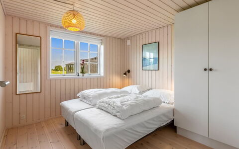 Hellevi - 900M from the Sea: Madera, Suelo, Habitación, Madera Dura, Tablón, Techo, Manchas De Madera, Cama, Suelos De Madera, Marco De La Cama