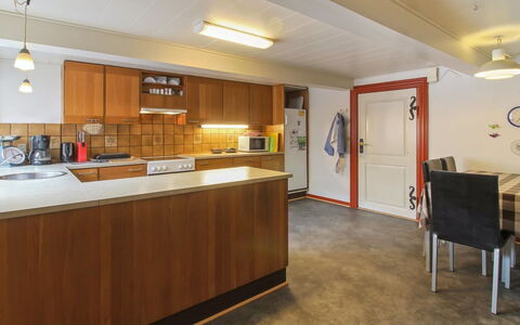 Henrieke - 10Km from the Sea: Diseño De Interiores, Piso, Mueble, Suelo, Madera, Techo, Mostrador, Cocina, Gabinetes, Habitación