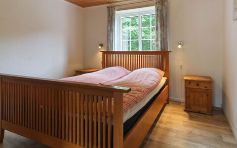 Henrieke - 10Km from the Sea: Cama, Mueble, Habitación, Madera, Lecho, Suelo, Piso, Sábana, Diseño De Interiores, Marco De La Cama