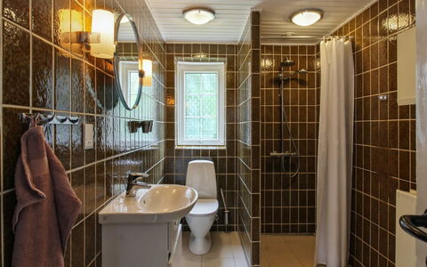 Henrieke - 10Km from the Sea: Baño, Arreglo De Tubería, Pared, Lavabo Del Baño, Diseño De Interiores, Piso, Lavabo, Suelo, Techo, Grifo