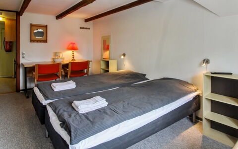 Henrieke - 10Km from the Sea: Habitación, Cama, Marco De La Cama, Lecho, Sábana, Linos, Marco, Hotel, Lámpara, Suite