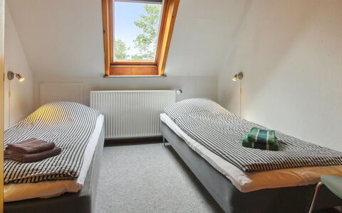 Henrieke - 10Km from the Sea: Habitación, Cama, Madera, Lecho, Sábana, Diseño De Interiores, Suelo, Marco De La Cama, Piso, Mueble