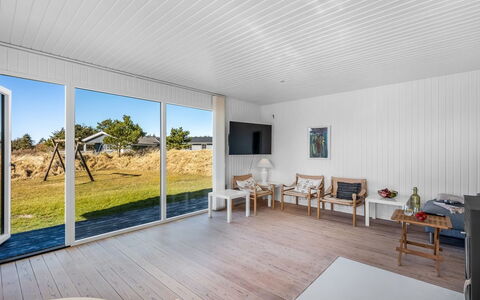 Sinikka - 900M from the Sea: Casa, Techo, Casa, Puerta, Cabaña, Sombra, Jardín, Cobertura Del Suelo, Porche, Yarda