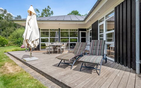 Jyrki - 100M from the Sea: Madera, Casa, Sombra, Porche, Cubierta, Puerta, Silla, Madera Dura, Jardín, Inmuebles