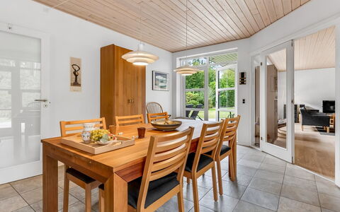 Jyrki - 100M from the Sea: Mueble, Diseño De Interiores, Piso, Suelo, Madera, Comedor, Techo, Mesa, Silla, Suelos De Madera