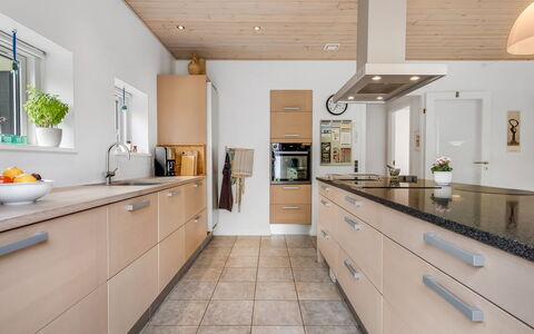 Jyrki - 100M from the Sea: Cocina, Mostrador, Gabinetes, Mueble, Piso, Diseño De Interiores, Aparato De Cocina, Madera, Suelo, Lámpara