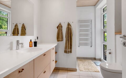 Jyrki - 100M from the Sea: Diseño De Interiores, Arreglo De Tubería, Piso, Baño, Suelo, Mueble De Baño, Madera, Lavabo Del Baño, Lavabo, Techo