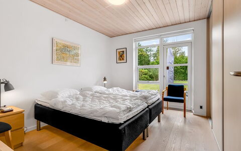 Jyrki - 100M from the Sea: Madera, Diseño De Interiores, Cama, Habitación, Suelo, Techo, Piso, Mueble, Casa, Sábana